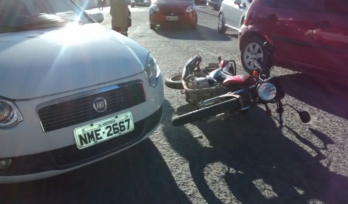 Colisão envolvendo carro e moto deixa motociclista ferido na Praça Lions, em Arapiraca