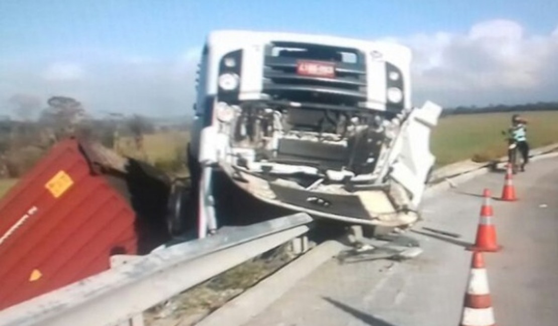 Carreta tomba em trecho da BR-101, após condutor perder controle do veículo