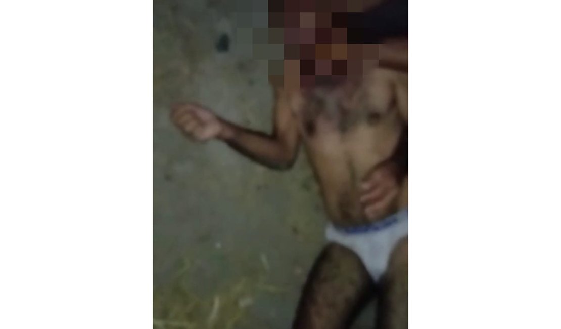 Vídeos mostram idoso que teria estuprado burra sendo agredido por populares em Arapiraca