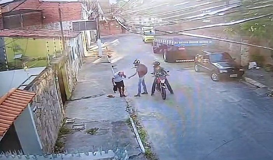Câmera mostra padeiro sendo atingido por tiro de raspão na cabeça em assalto em Maceió