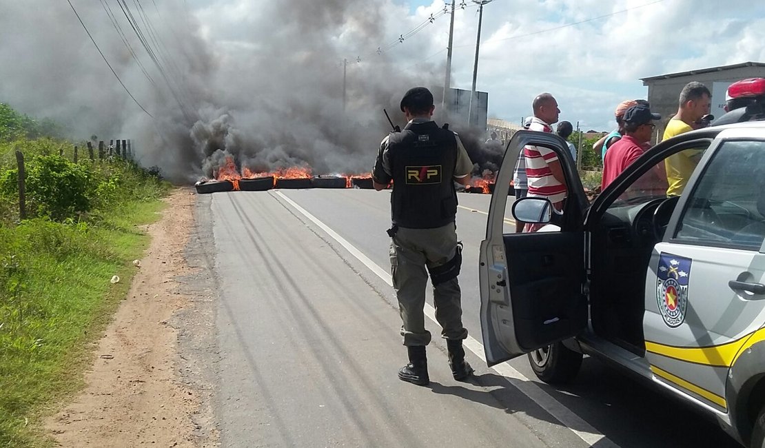 AL - 115 é bloqueada em protesto por moradores do Residencial Aroeiras, em Arapiraca