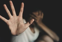 Homem é preso por violência física e psicológica contra a esposa, em Maceió