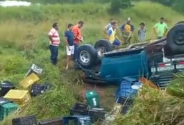Caminhonete carregada com caixas de verduras tomba em Coité do Nóia