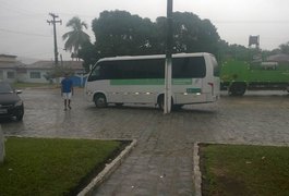 Passageiro é baleado e morto durante assalto a van, em Cajueiro