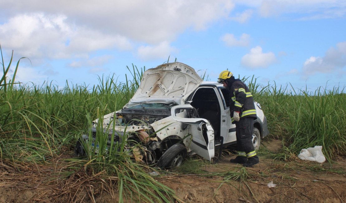 Bombeiros resgatam vítima após queda em ribanceira no interior de Alagoas