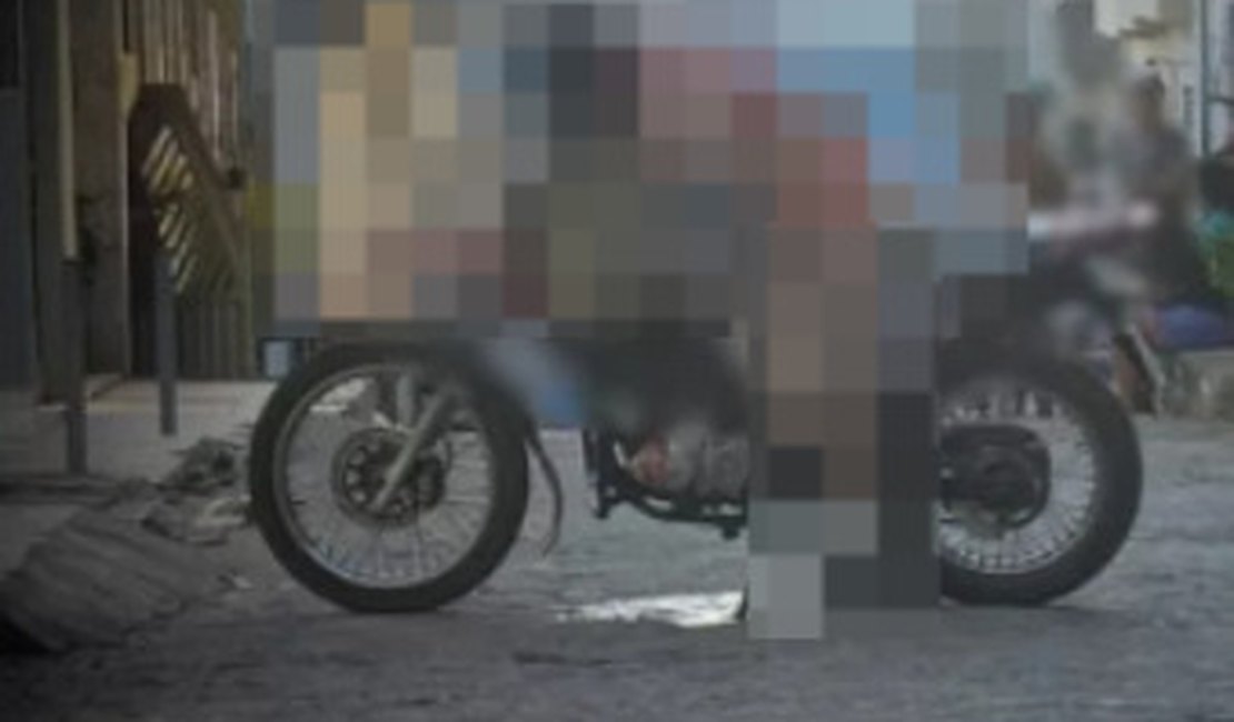 Homem é morto a tiros e corpo fica em cima de motocicleta, em Pernambuco