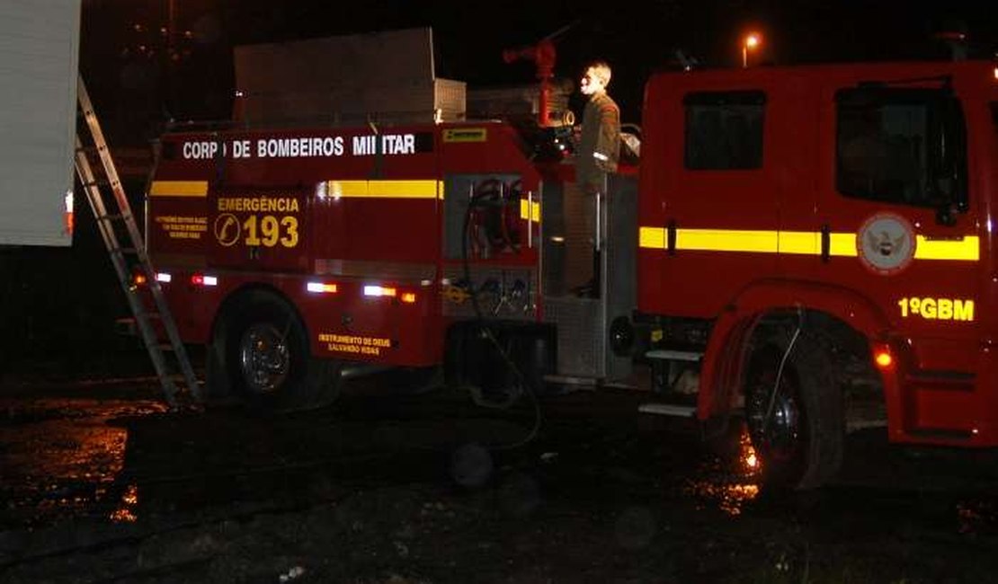 Vela cai sobre móveis e causa incêndio em residência, em Arapiraca