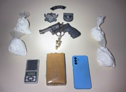 Suspeito de homicídios é preso com revólver e drogas após perseguição por telhados em Arapiraca