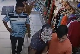 Com faca “peixeira”, dupla assalta clientes em loja no Centro de Arapiraca