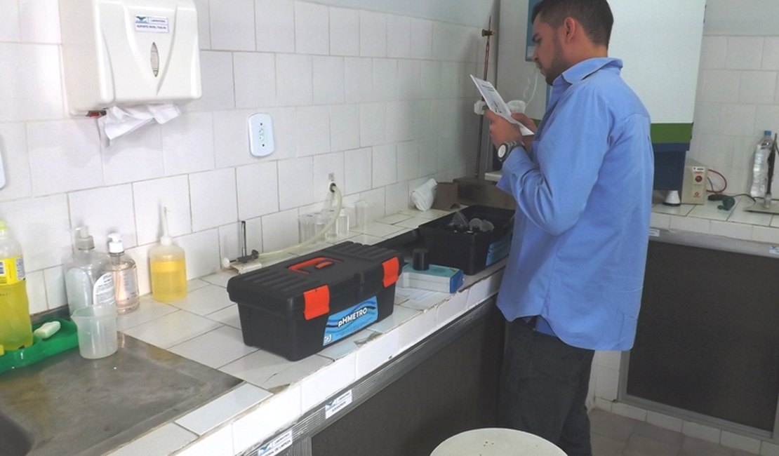 Arsal fiscaliza qualidade da água distribuída em Arapiraca