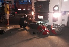 Colisão entre carreta e moto é registrada no bairro Canafístula, em Arapiraca