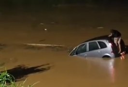 Motorista preso em carro submerso quebra vidro do porta-malas para se salvar em rio de SC