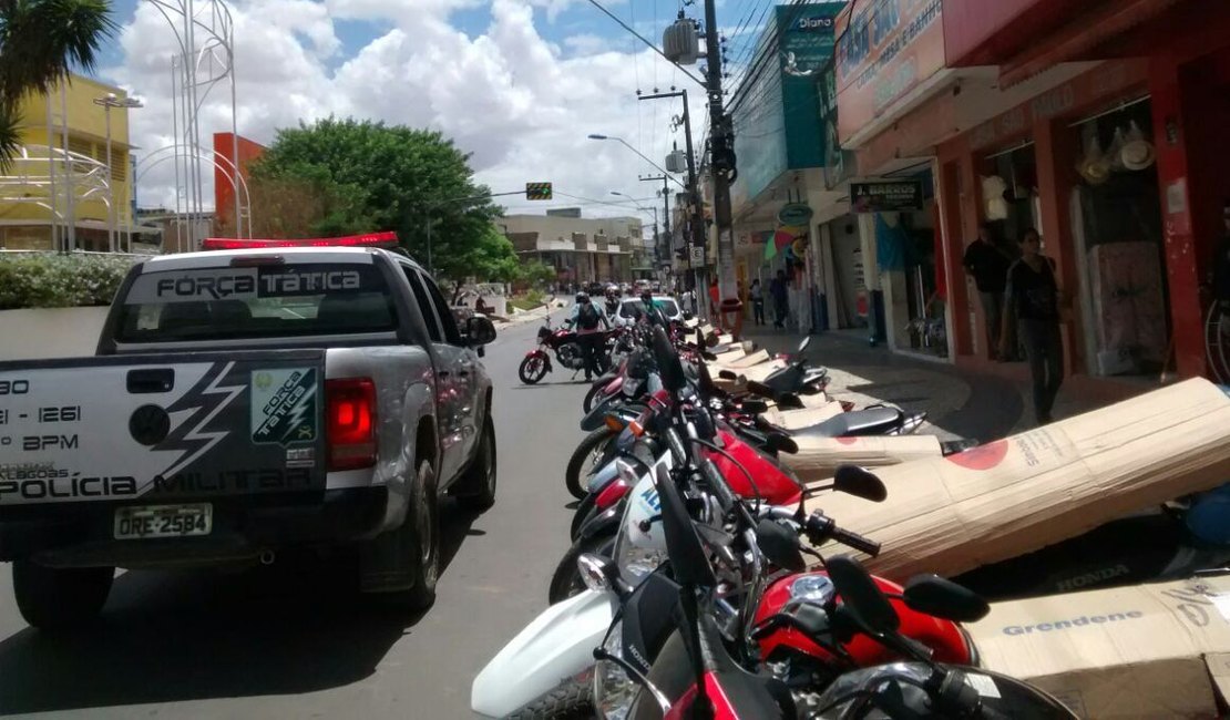 Bandido invade loja no Centro de Arapiraca e rouba 8 celulares