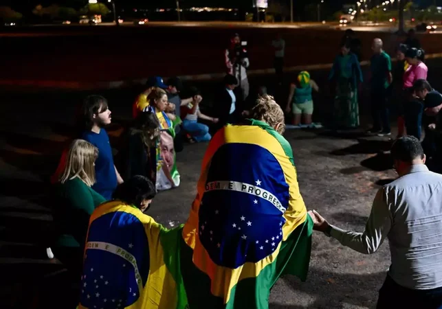 Apoiadores fazem vigília em frente ao condomínio de Bolsonaro em Brasília