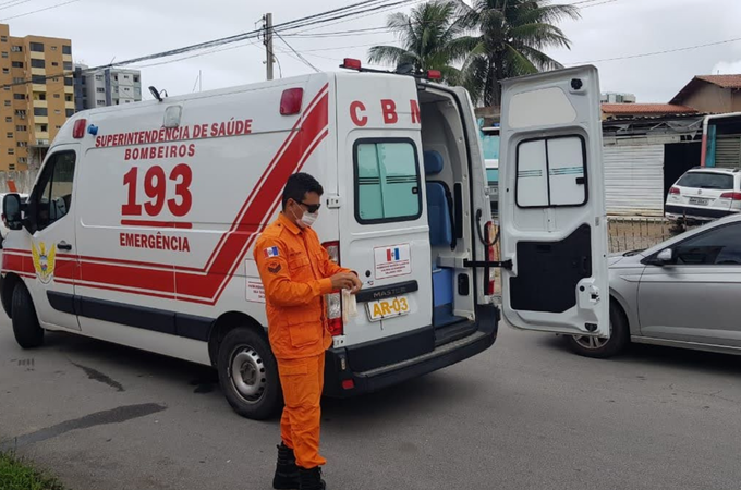 Bombeiros socorrem homem após colisão entre carro e motocicleta  em Maceió