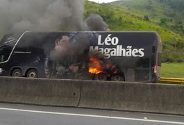 Vídeo: Ônibus do cantor sertanejo Léo Magalhães pega fogo no Rio de Janeiro