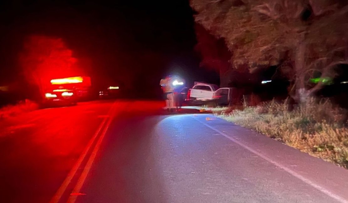 Homem morre após perder o controle da direção de veículo e colidir em árvore no Sertão de Alagoas