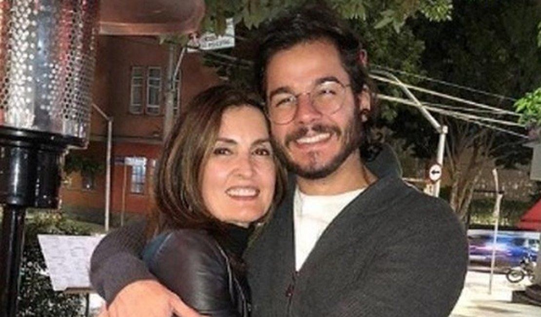 Fátima Bernardes comemora alta de Túlio Gadelha após internação às pressas