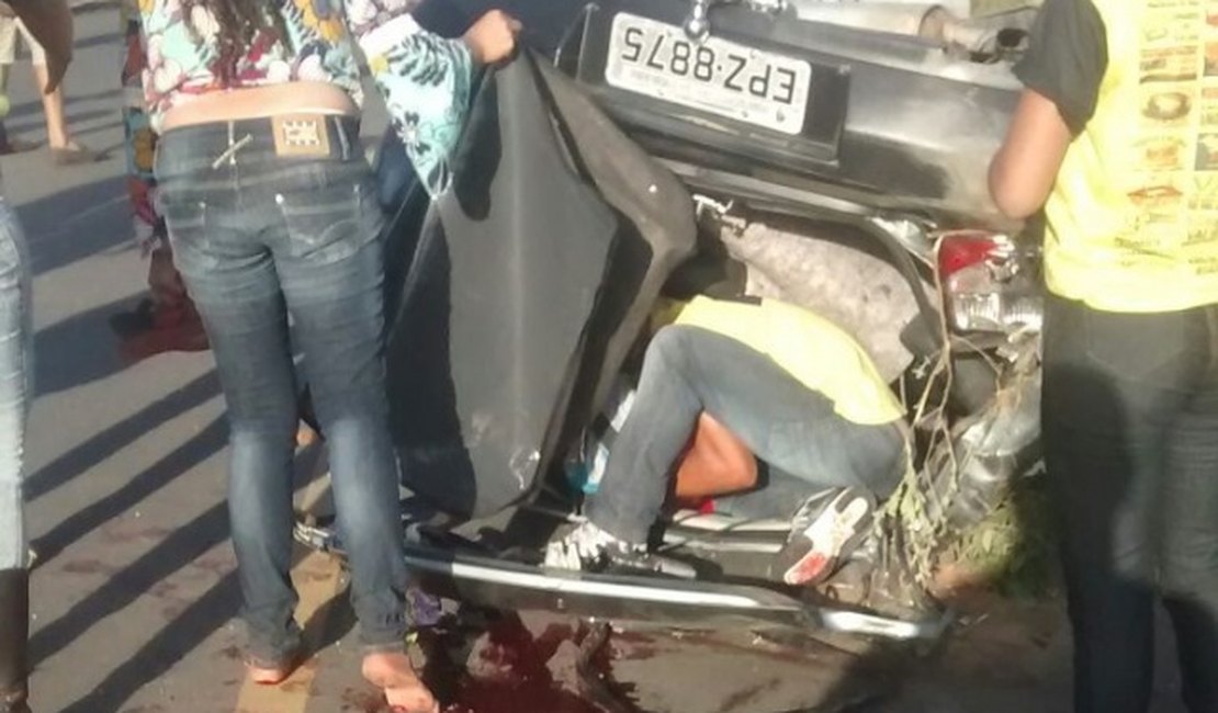 Veículo capota em Palmeira dos Índios e três pessoas ficam feridas