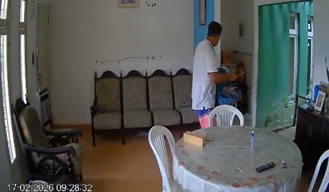 Câmeras registram invasão a residência na Jatiúca; suspeito leva equipamento de segurança