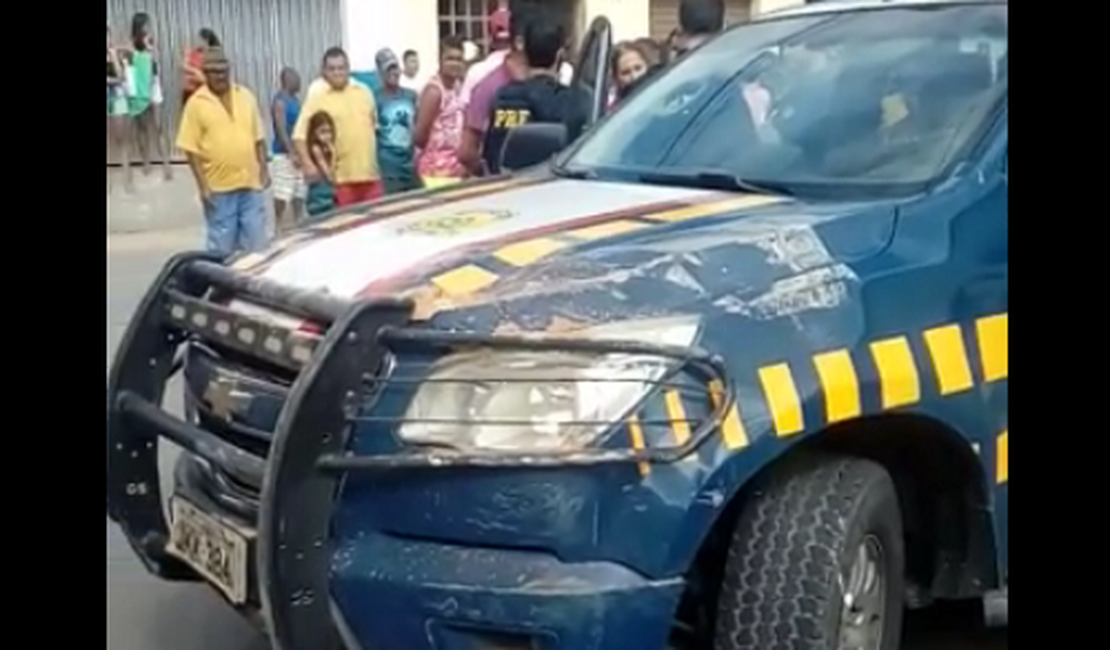 Motociclista é atingido por viatura da PRF após tentar escapar de abordagem