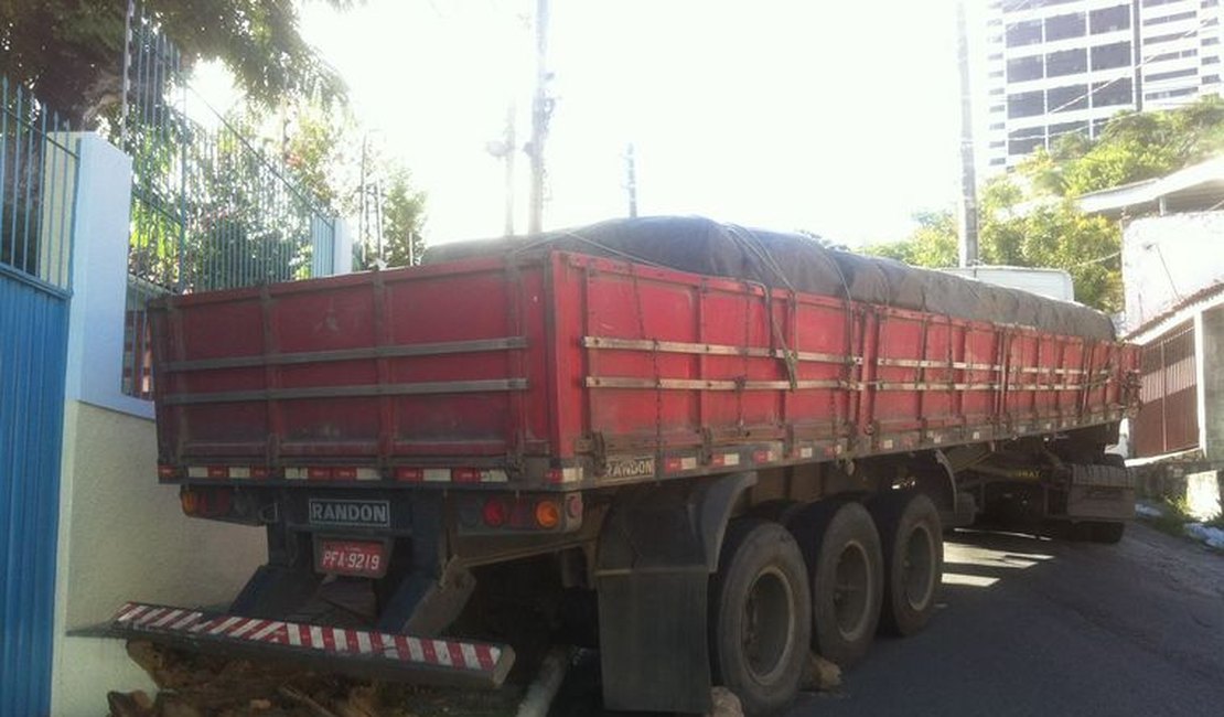 Acidente com caminhão carregado de cimento bloqueia rua em Maceió