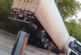 Caminhão sai da pista e cai em área de mata em Pilar