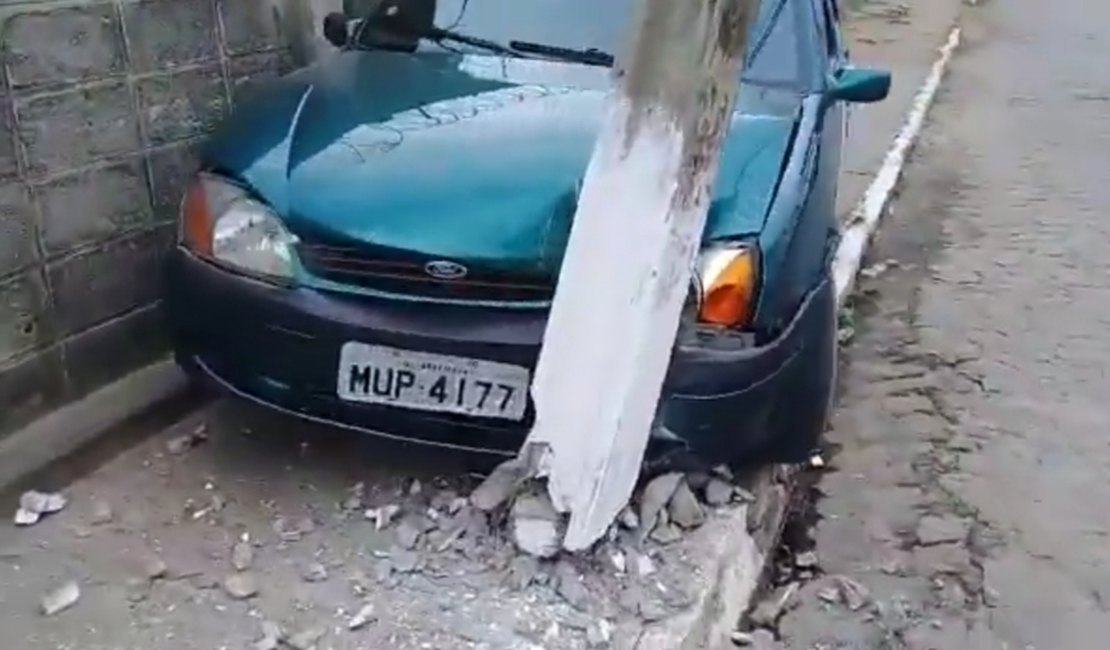 Motorista na contramão bate em poste no Centro de Arapiraca