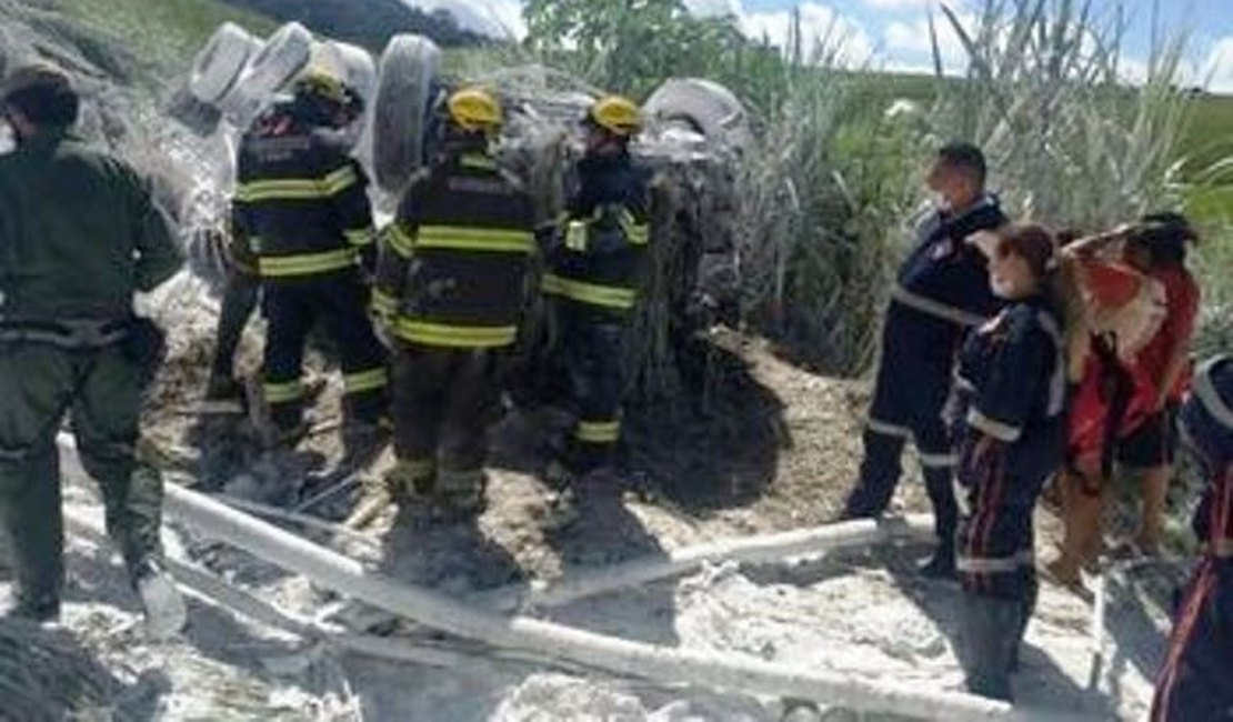 Caminhão se choca com postes, capota e deixa vítima fatal na BR-104, em São José da Laje