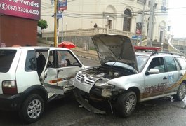 Viatura da Polícia Civil de Alagoas bate em táxi no centro de Maceió