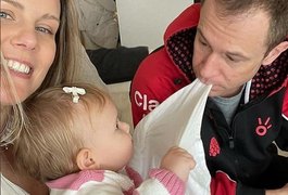 Filha de Tiago Leifert está com câncer raro nos olhos