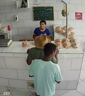 VÍDEO: Dupla armada assalta avícola e enche sacola com frangos em Arapiraca
