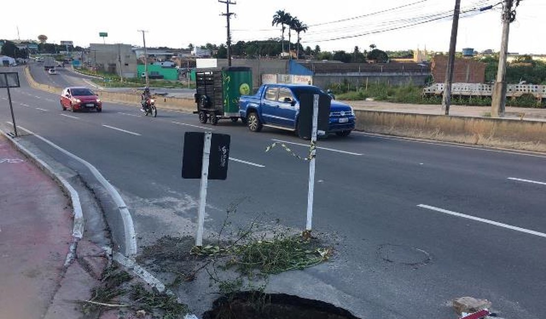 Buraco na pista causa transtornos e pode provocar acidentes na AL-110, em Arapiraca