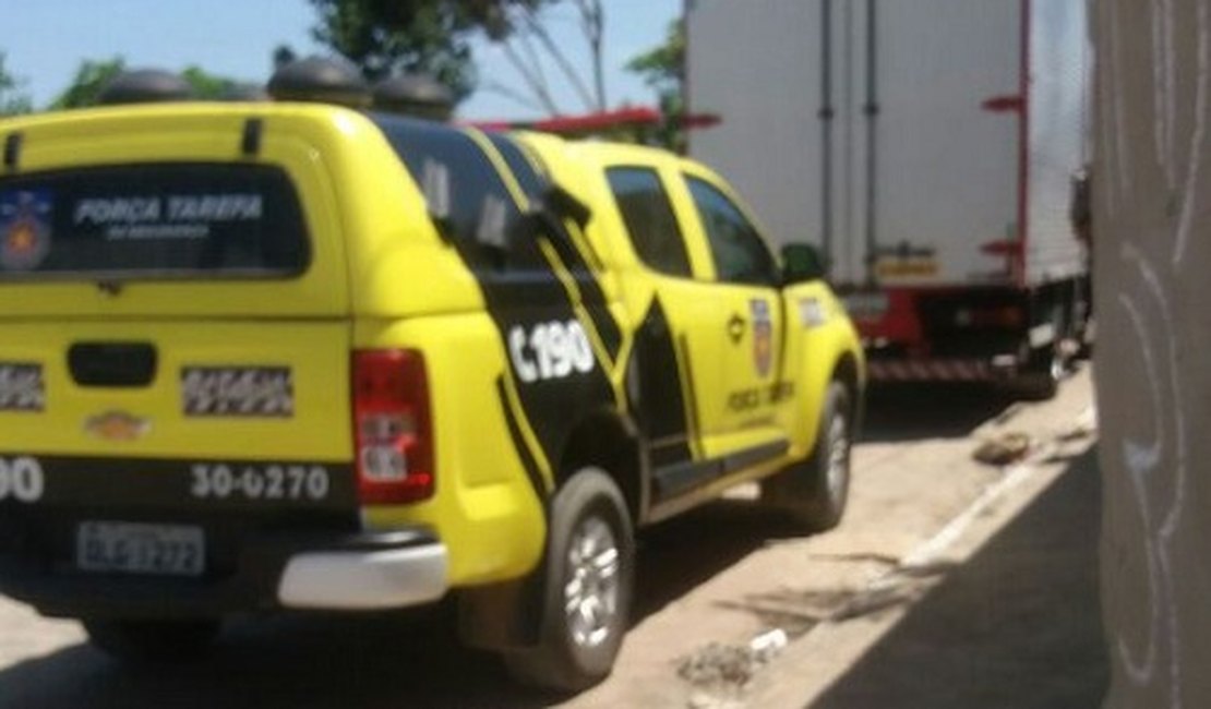 Caminhão dos Correios roubado na madrugada é localizado no bairro Massaranduba