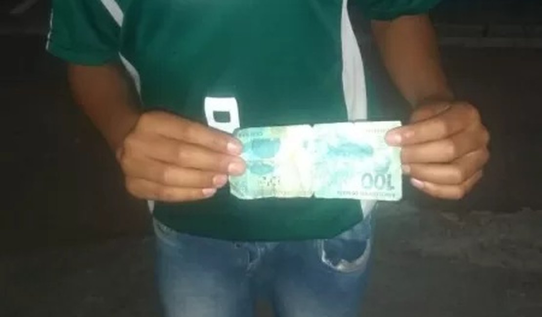 Menino que vendia em semáforo chora após ser pago com nota falsa de R$ 100