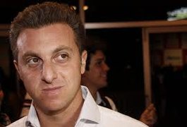 Luciano Huck comete gafe ao vivo com ex-atleta tetraplégica