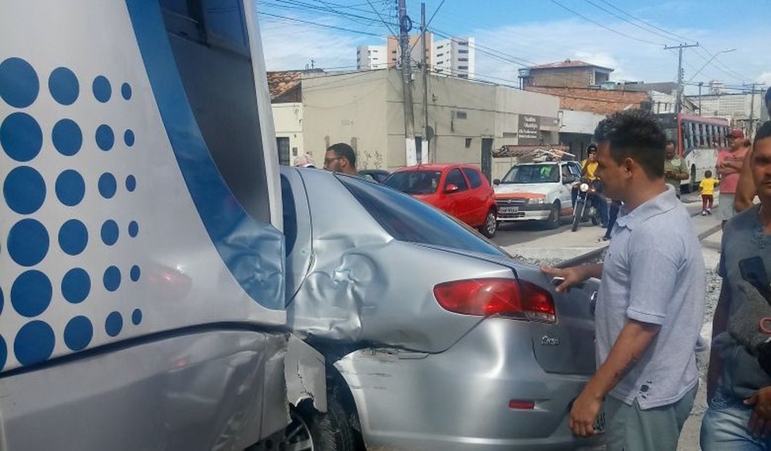 Carro tenta cruzar linha férrea e é atingido por VLT no bairro do Poço