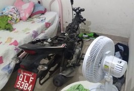Polícia localiza suposto desmanche de motos e apreende suspeitos, em Arapiraca