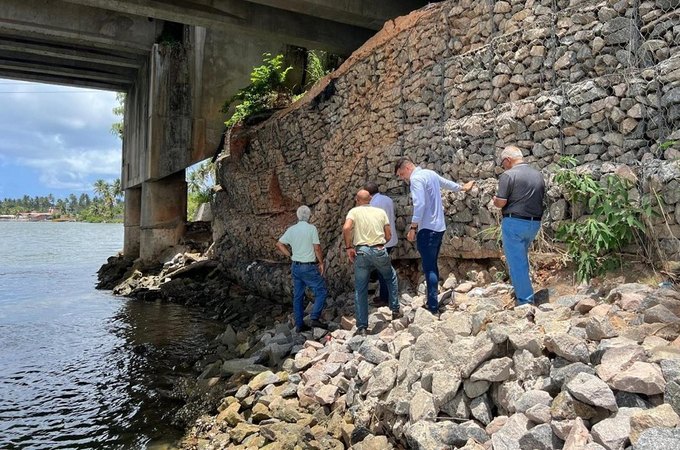 Departamento de Estradas de Rodagem inspeciona ponte na Massagueira