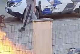 Motociclista incendeia veículo após apreensão e causa incêndio com feridos