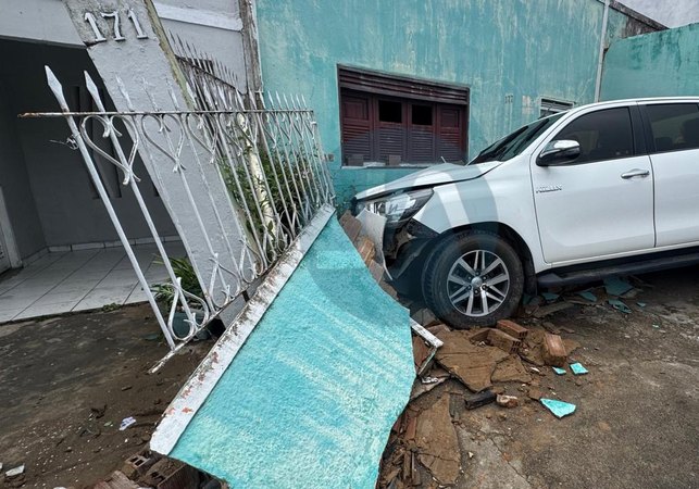 Mulher perde controle de veículo e bate em muro de residência no bairro Alto do Cruzeiro, em Arapiraca