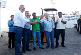 Pequenos produtores rurais do Agreste recebem tratores do Estado