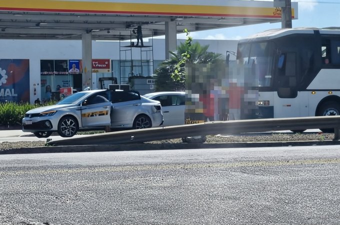 Colisão traseira envolve carro e ônibus na AL-220, em frente ao 3° BPM