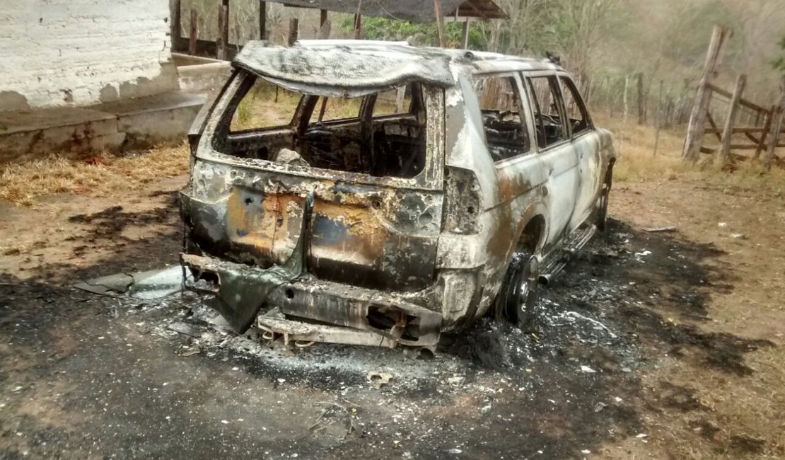 Empresário estaciona carro e ao retornar o encontra em chamas no Agreste
