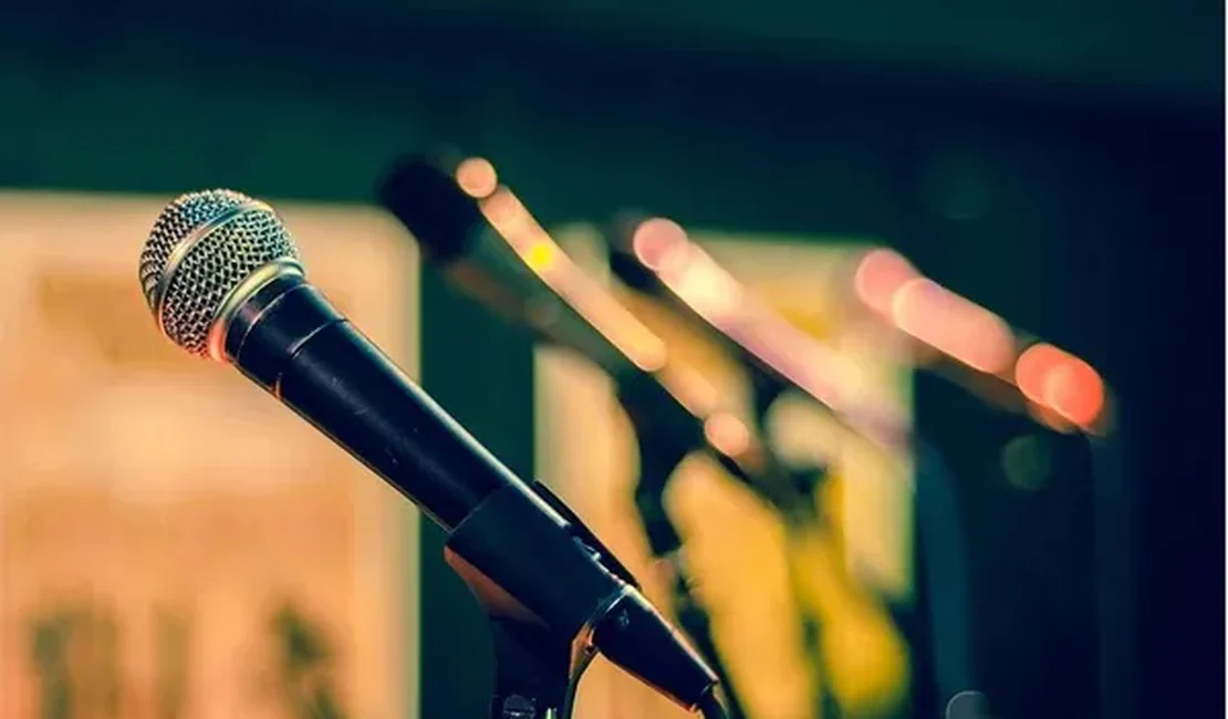 Cantora pausa música em confraternização, homem fica irritado e aponta arma para matá-la em Maravilha