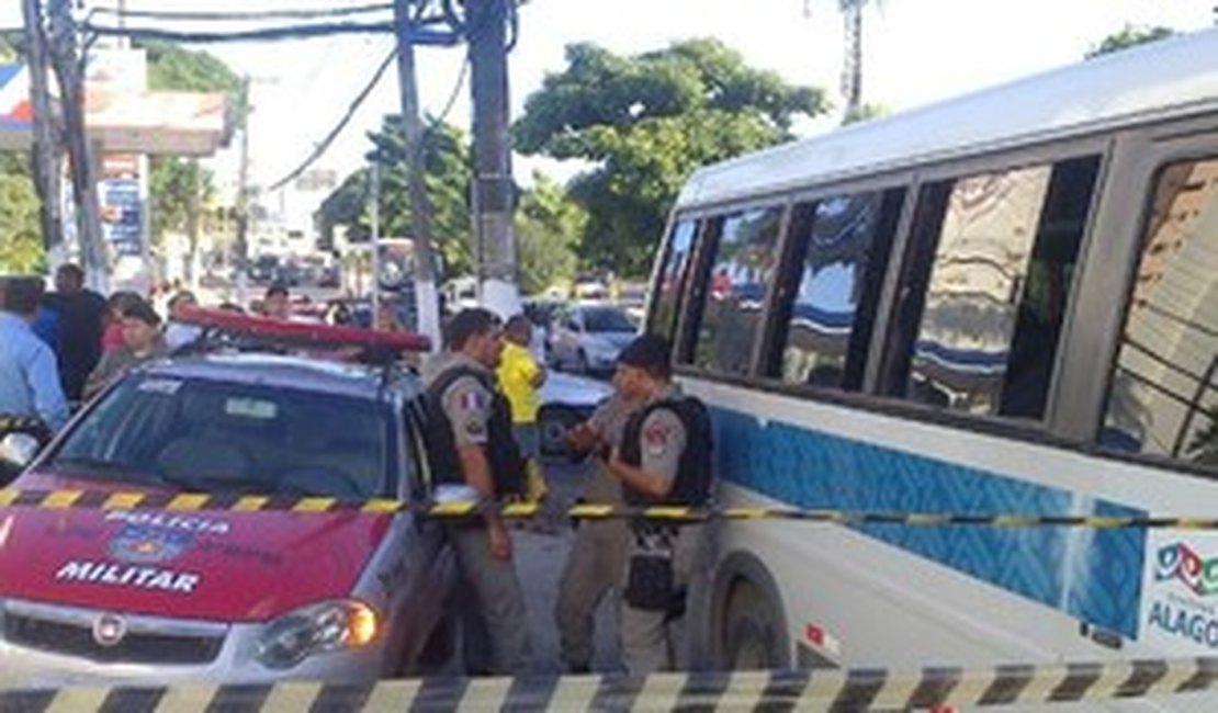 Bandidos assaltam ônibus e atiram em passageiros que reagiram; um morreu