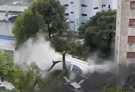 Vídeo. Caixa d’água de supermercado desaba e atinge carro