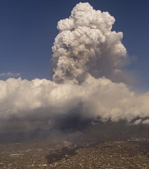 Erupção de vulcão se intensifica nas Canárias, e mais 3 cidades são evacuadas