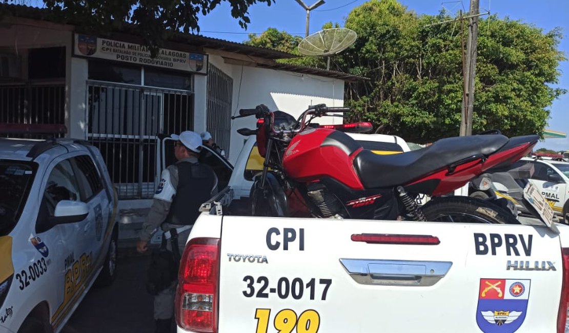 Denúncia anônima leva BPRv a recuperar uma moto roubada na AL 220 em Arapiraca