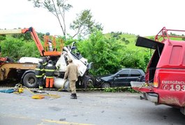 Acidente com duas carretas e três veículos, deixa um morto e oito feridos